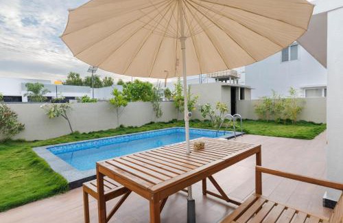 Hosur Apartment | The Garden Retreat by StayJadePool2BHKLawn