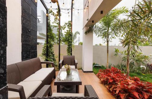 Hosur Apartment | The Garden Retreat by StayJadePool2BHKLawn