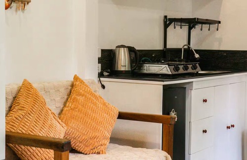 Catangnan Apartment | The Garden Room - Comfy apartment with workspace