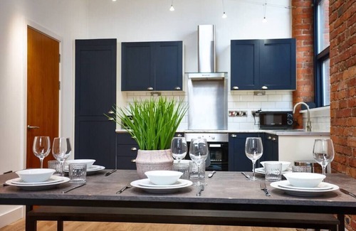 Manchester Apartment | The Garnet Suite Summ