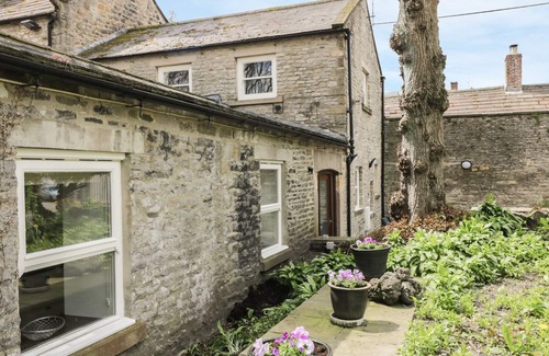 Middleham Cottage | THE GATEHOUSE, luxury holiday cottage, with open fire in Middleham