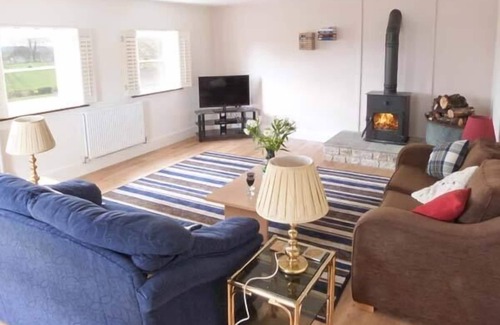 Middleham Cottage | THE GATEHOUSE, luxury holiday cottage, with open fire in Middleham
