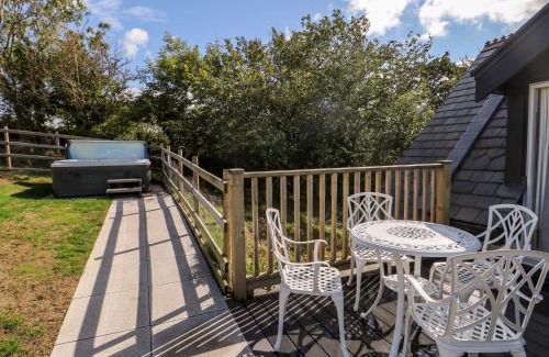 Llandudno Junction House | The Gatekeepers Cottage - Skerry Vore