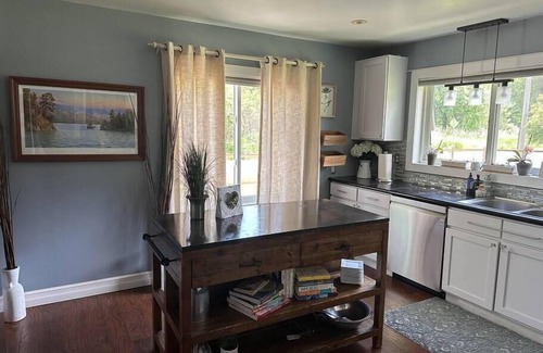 Olde Town House | The Gateway House- Epic View and Yard