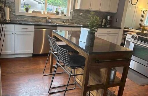 Olde Town House | The Gateway House- Epic View and Yard