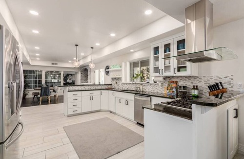 Mesa House | The Gatsby - Sleeps 22 in beds!