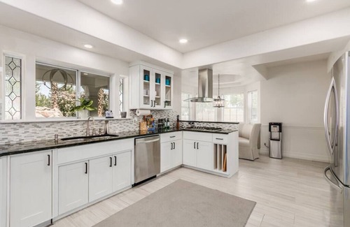 Mesa House | The Gatsby - Sleeps 22 in beds!