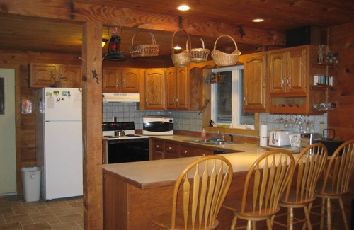 Birch Hill House | The Gecko Inn - Shopping, Santas Village, Skiing, Hot Tub, hikes, families, pets