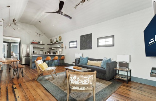Radcliffeborough Apartment | The Gemstone Suites | Only 2 Blocks to King!