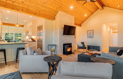 Gold Beach House | The Getaway Gem, SPA, sleeps 8