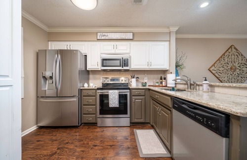 Jones Mills Condo | The Getaway.your perfect place to unwind - with hot tub just for guests.