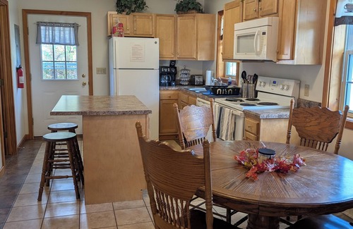 Edinboro House | The Glenshaw- Spacious 5 bedroom home on Lakeside Edinboro