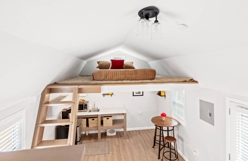 Auburn Cabin | The Godfather Tiny House. 15 minutes from Auburn University, Bucee's & Walmart