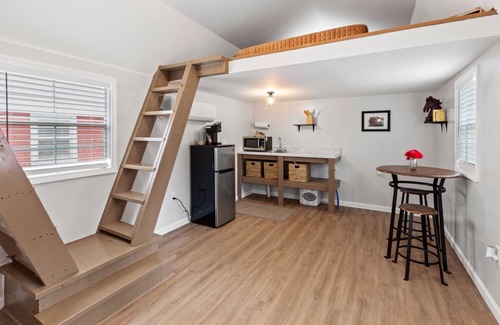Auburn Cabin | The Godfather Tiny House. 15 minutes from Auburn University, Bucee's & Walmart