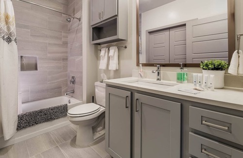 Linthicum Heights Apartment | The Golden City, Gym - Pool - Fast Internet - Fully Stocked - BWI - New Listing