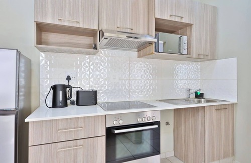 Greater Johannesburg Metropolitan Area Apartment | The Golden Getaway one Bed Apt. with Wifi