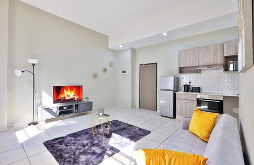 Greater Johannesburg Metropolitan Area Apartment | The Golden Getaway one Bed Apt. with Wifi