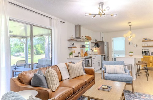Valdosta House | The Gornto Getaway- Game room, 4 TVs, King Bed
