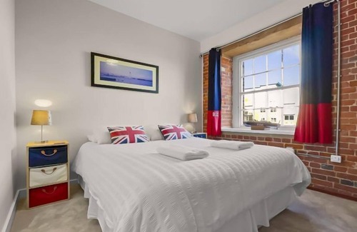 Gosport Apartment | The Granary - 2nd Floor 2 Bedroom Property on Gosport Foreshore sleeping 4