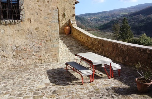 Seggiano Apartment | The Granary- 3 Bedroom Apartment in Medieval Castle with huge living room