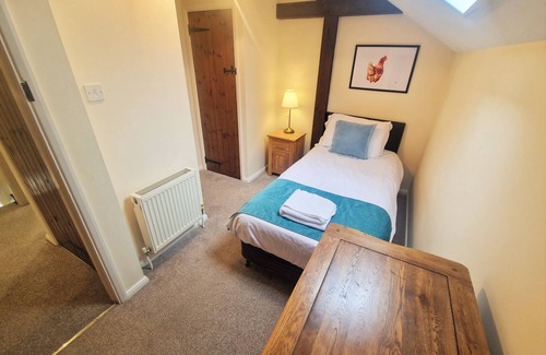 Ivinghoe Cottage | The Granary - a thee bedroom, one bathroom that sleeps 5 guests in 3 bedrooms