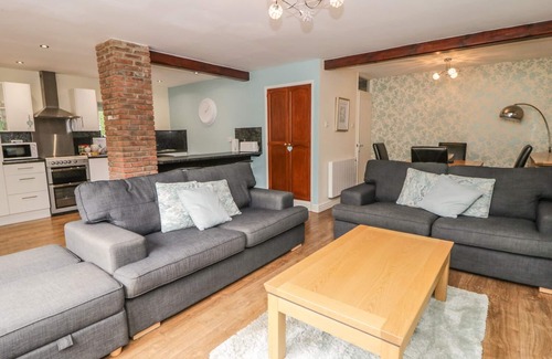 Storwood Cottage | THE GRANARY, pet friendly, with a garden in York