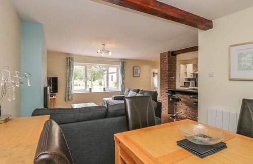 Storwood Cottage | THE GRANARY, pet friendly, with a garden in York