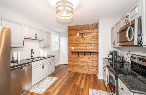 Ludlow House | The Grand Elm House – Updated 4 BDR Just Minutes from Downtown!