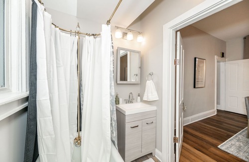 Ludlow House | The Grand Elm House – Updated 4 BDR Just Minutes from Downtown!