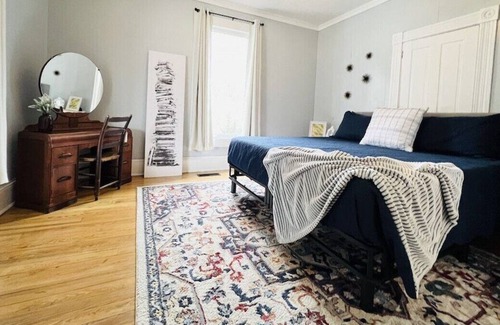 Fort Payne House | The Grand House - With Accessibility | Family Rooms | Fenced Yard | Dog Friendly