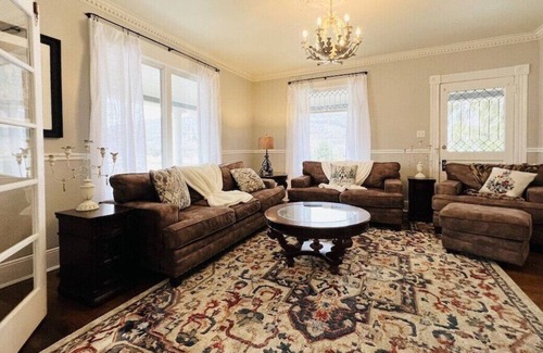 Fort Payne House | The Grand House - With Accessibility | Family Rooms | Fenced Yard | Dog Friendly