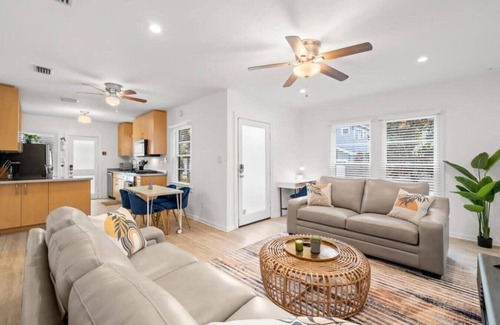 Historic Hyde Park North House | The Grand Hyde Out - Adorable 4BR Hyde Park Home with Hot Tub