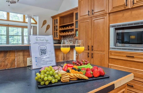 Lake Harmony House | The Grand Sage | 10BR Retreat w/Hot Tub, Sauna, Luxe Furnishings, King Beds