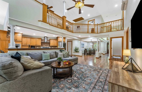 Lake Harmony House | The Grand Sage | 10BR Retreat w/Hot Tub, Sauna, Luxe Furnishings, King Beds