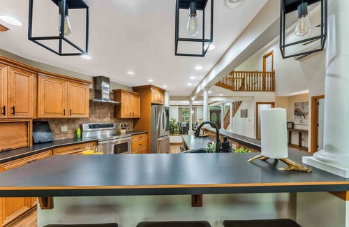 Lake Harmony House | The Grand Sage | 10BR Retreat w/Hot Tub, Sauna, Luxe Furnishings, King Beds