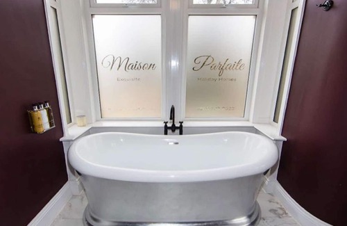 Lofthouse Apartment | The Grande Suite at Nydsley Hall - 2 Bedroom Apartment with Hot Tub