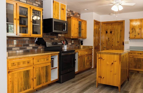 Payson House | The Granite House: Spacious 5-bedroom house in charming Payson with WiFi, AC