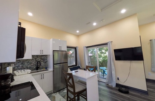 Brampton Villa | The Grassy Oasis - Garden Suite | King Bed | Detached | Self contained