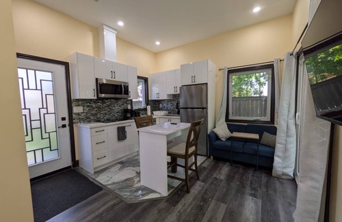 Brampton Villa | The Grassy Oasis - Garden Suite | King Bed | Detached | Self contained