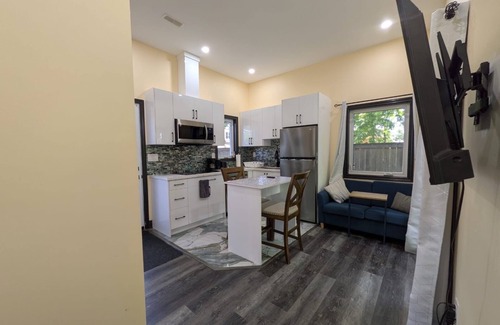 Brampton Villa | The Grassy Oasis - Garden Suite | King Bed | Detached | Self contained