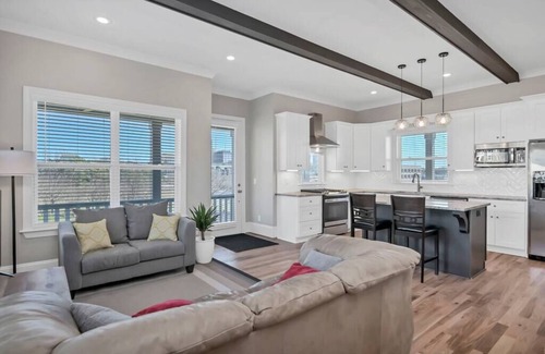 Arsenal Hill House | The Graveyard |4BR 3BA|Downtown