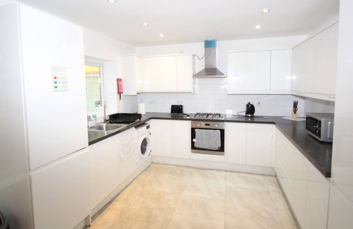 Heston Central Apartment | The Great Western House