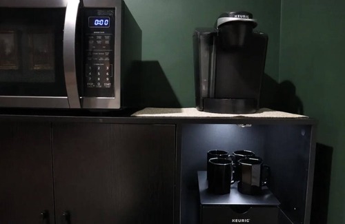 Columbus House | The Green Room Suite in Columbus! 7 minutes from airport!