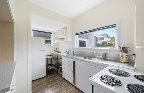Paraparaumu Cottage | The Green Trout - Paraparaumu Beach Holiday Home
