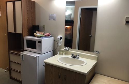 East Kootenay Hotel | The Griz Inn
