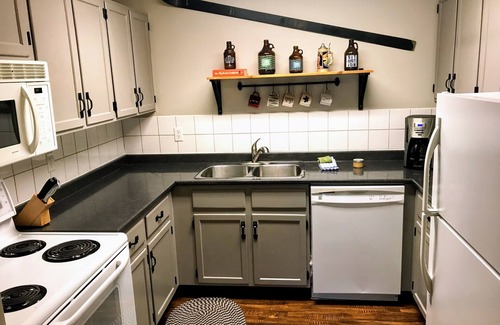 East Kootenay Hotel | The Griz Inn