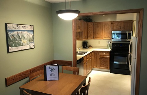 East Kootenay Hotel | The Griz Inn