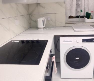 Glyndon House | The Grove 7 Bedroom, 7 Showers, 8 Beds, 8 toilets Beautiful House