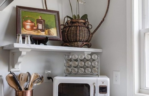 Lexington House | "The Guest House", Located on a 300 acre horse farm.