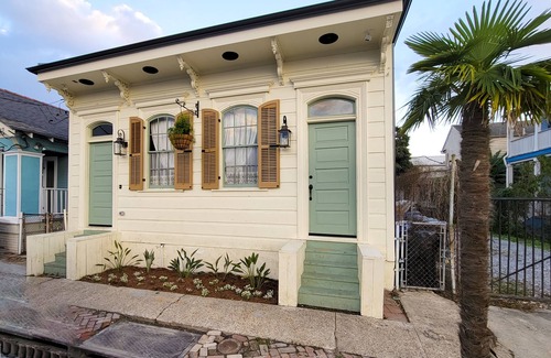 Faubourg Marigny House | The Harlot House w Salt Pool/Spa, 5 bed 3 bath, walkable neighborhood w restaur